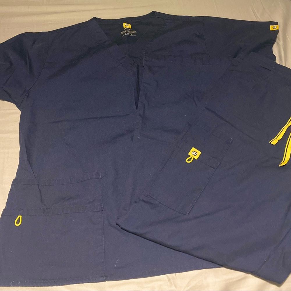 WonderWink Navy scrub set. Size large 
Like new condition. Only worn once